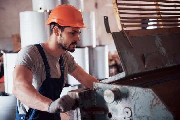trabajador fabricando una pieza